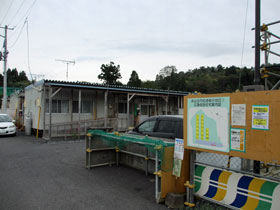 施設付近には今もなお仮設住宅が立ち並ぶ